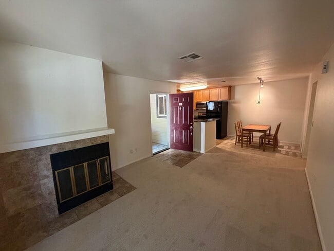 Building Photo - 2 Bedroom / 1 Bathroom |