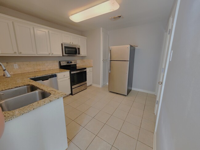 Kitchen - 304 N College St W