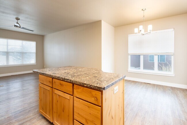 Foto del edificio - 3 bedroom 2.5 bathroom newer townhome for rent