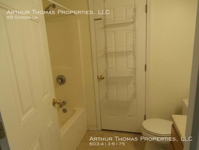 Building Photo - 3 bedroom duplex on dead end street