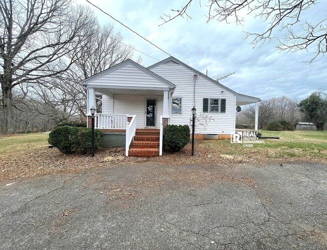 Building Photo - Spacious 2 Bedroom 1 Bath Home