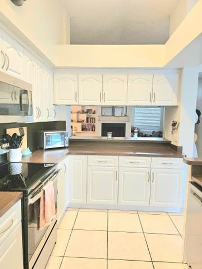 Building Photo - 14060 Greentree Dr