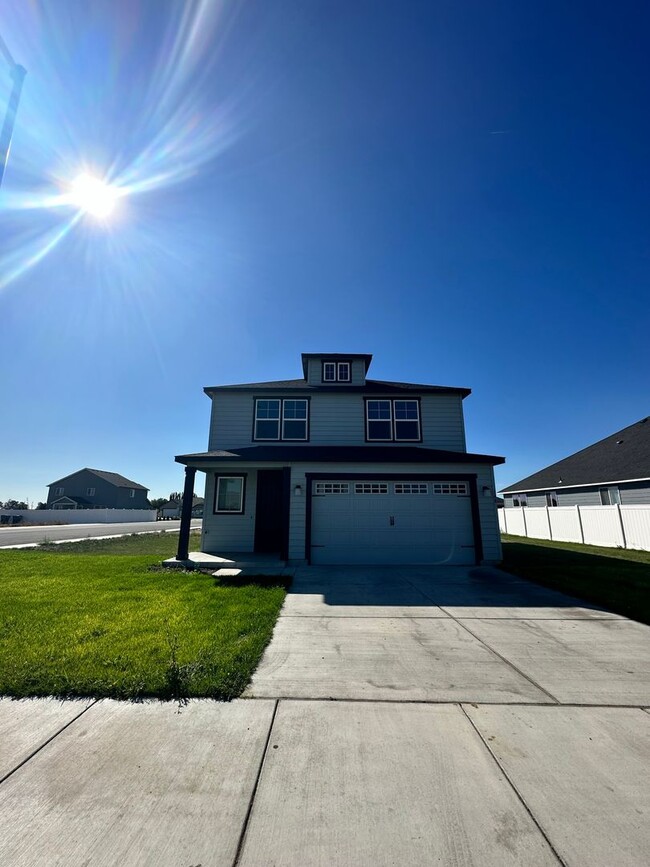 Building Photo - Stunning 3 Bedroom Home In Quincy!