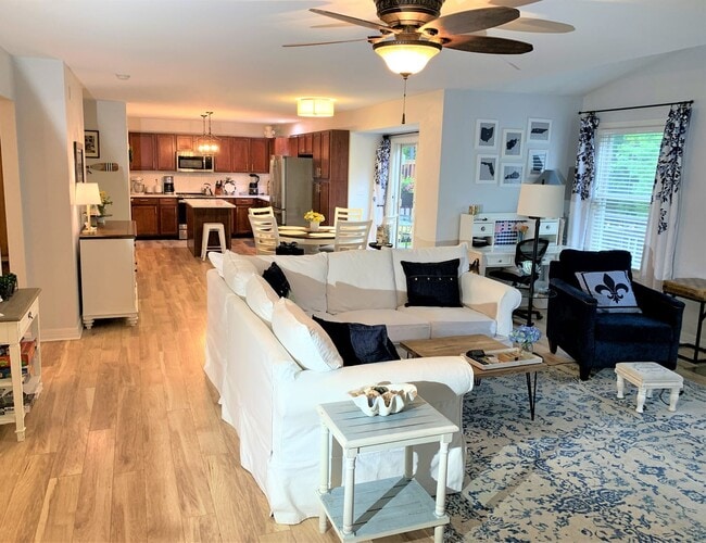 Building Photo - Gorgeous East End Home!