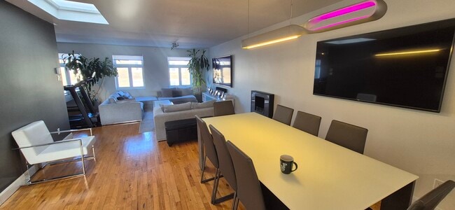 Building Photo - 2474 Rue Notre-Dame