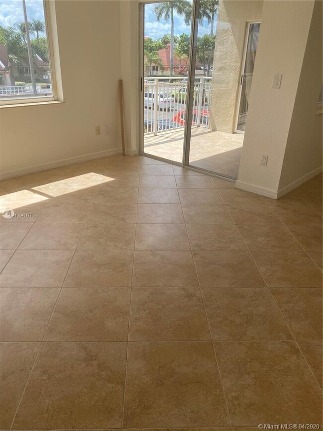 Foto del edificio - 18810 NW 57th Ave