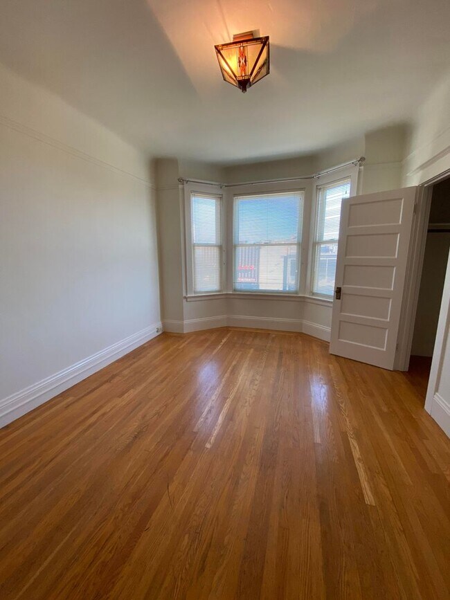 Building Photo - 782