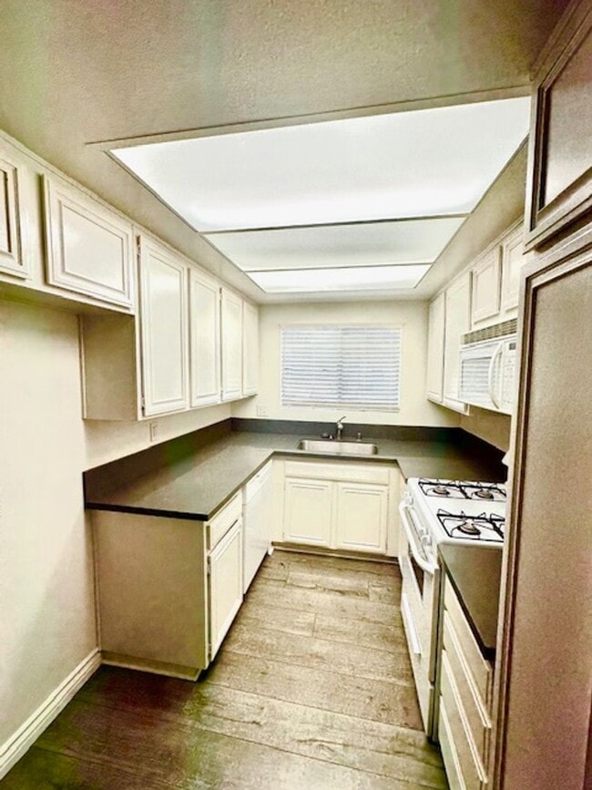 Building Photo - Charming 2+1 Condo