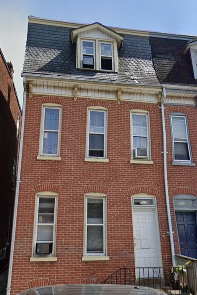 Building Photo - 582 W King St
