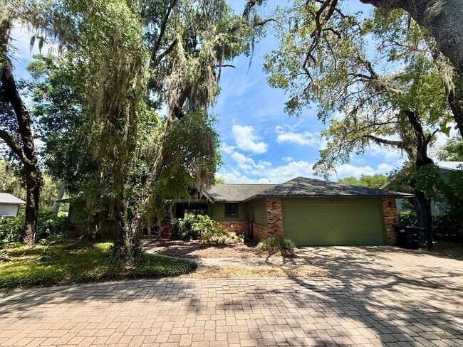 Foto del edificio - BEAUTIFUL 4/2 POOL HOME ON LAKE IN APOPKA ...