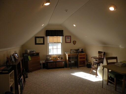 Building Photo - 300 Juanita Ln