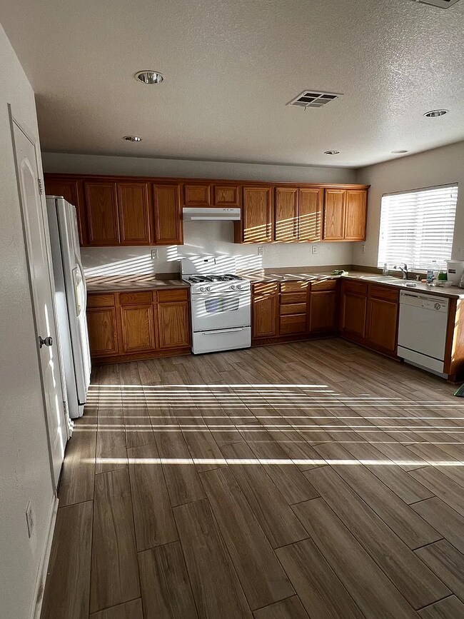 Building Photo - 45117 Palm Ln