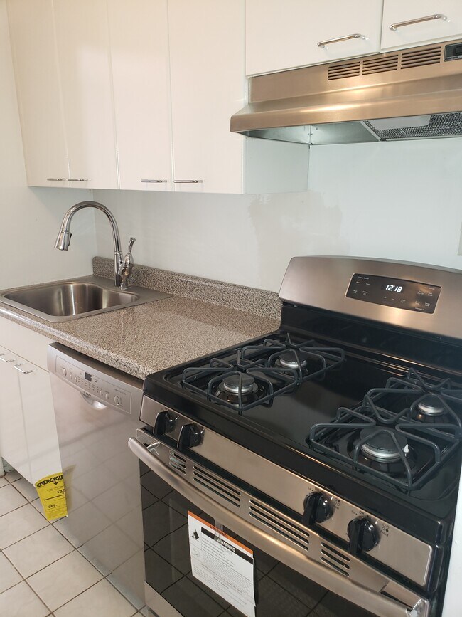 Foto del edificio - 30 E 81st St