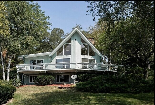 Building Photo - 229 Circle Dr