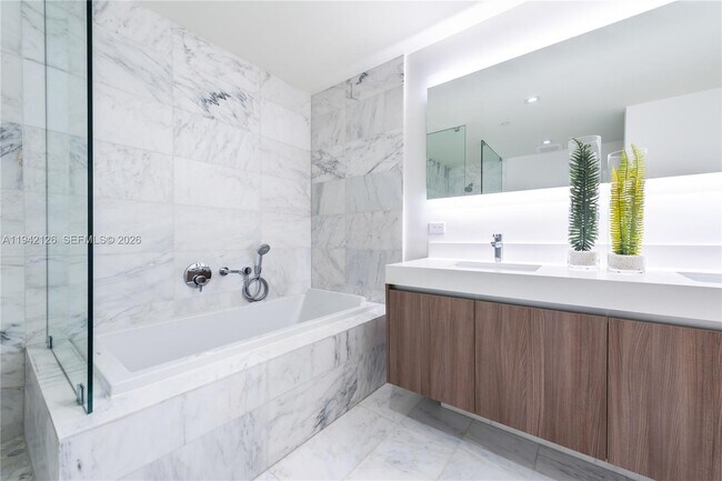 Foto del edificio - 401 N Birch Rd