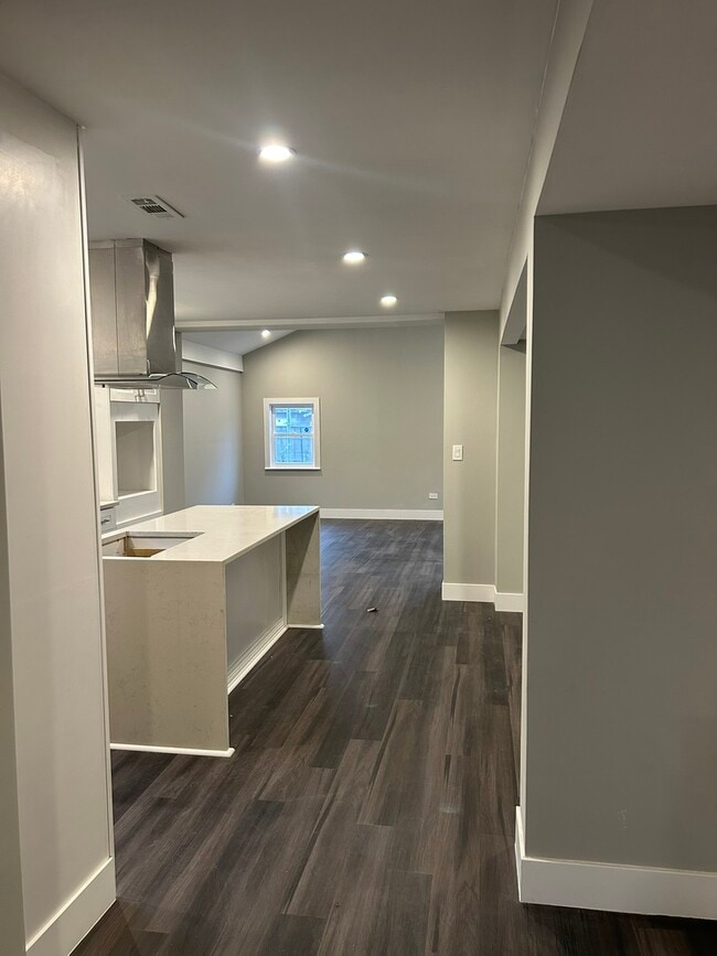 Building Photo - 4447 S Leamington Ave