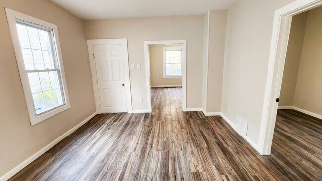Building Photo - Rent ready!