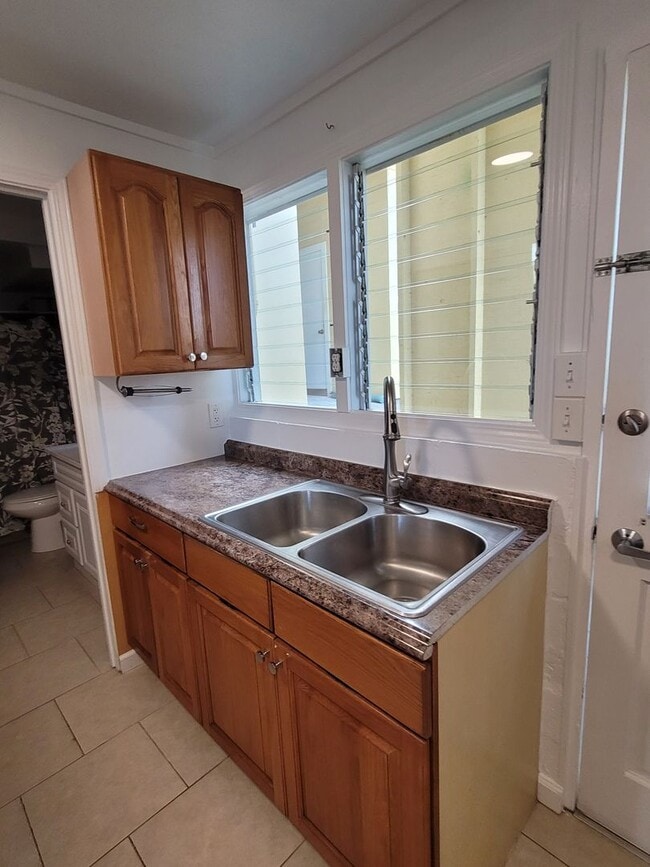 Building Photo - 525