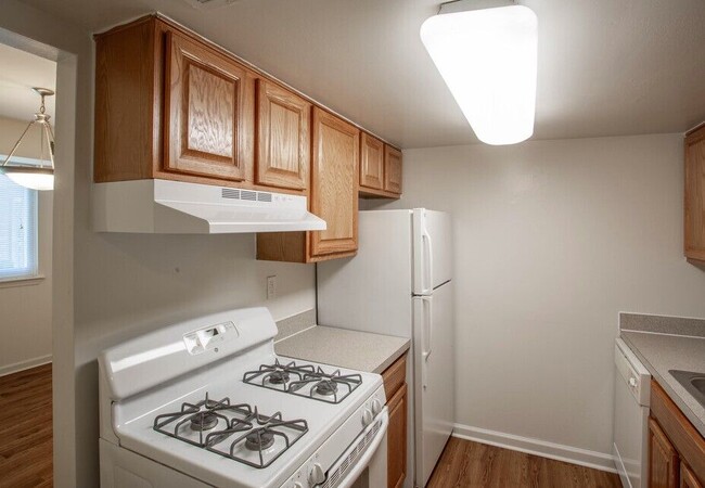 Kitchen-Classic - Racquet Club Apartments and Townhomes