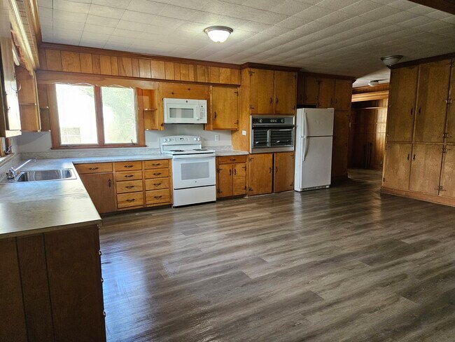 Foto del edificio - 108 E Main St