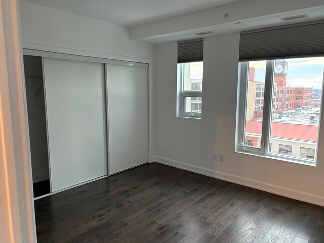 Photo du bâtiment - 195-710 Hunter St E