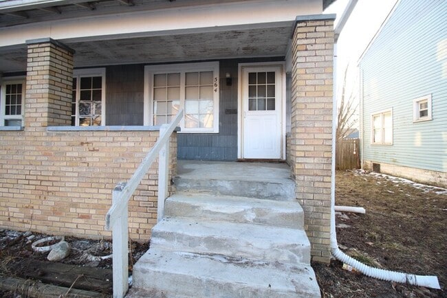 Building Photo - Spacious 3 bedroom duplex!