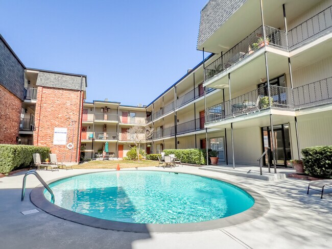 Foto del edificio - 2511 Metairie Lawn Dr