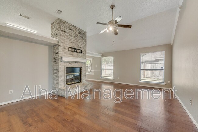 Foto del edificio - 8701 Pheasant Run Dr
