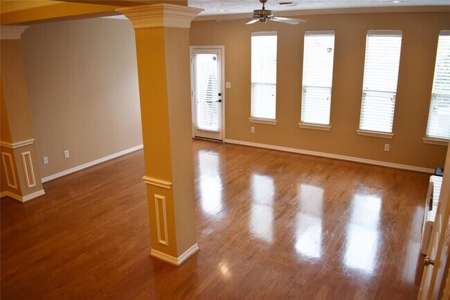 Building Photo - 1378 Ella Pl
