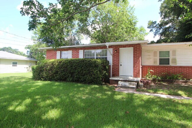 Building Photo - North Pensacola 2BR, 1BA Brick Duplex with Fresh Paint, Wood-Looking Flooring, Fenced Backyard.