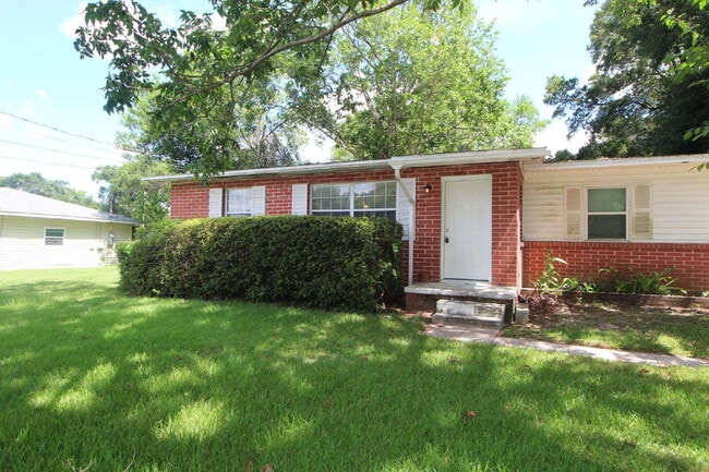 Building Photo - Updated 2 Bedroom Duplex in North Pensacol...