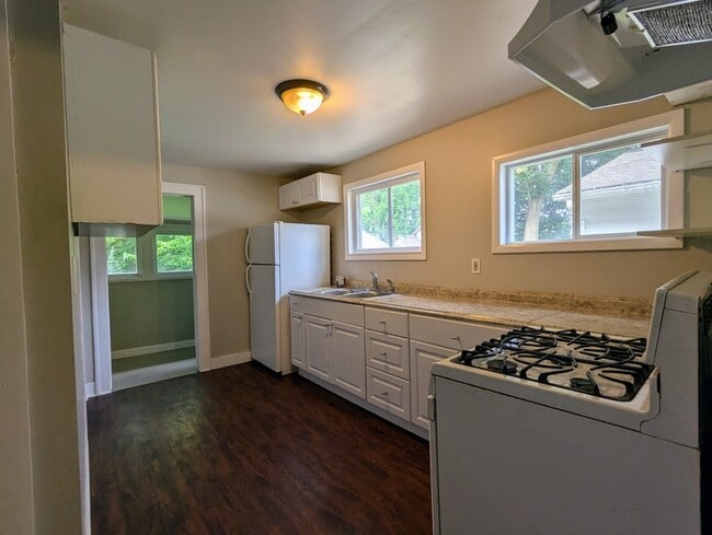 Building Photo - 818 Woodbine Ave