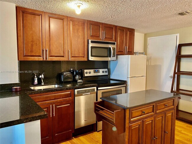 Building Photo - 801 Brickell Bay Dr