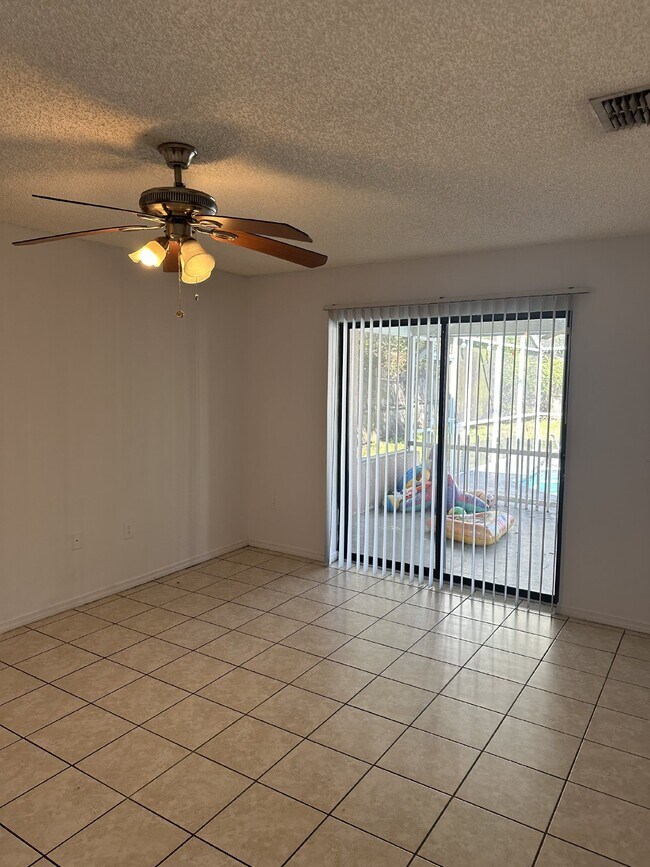 Foto del edificio - 5 Bedroom, 2 Bathroom Single Family Home F...