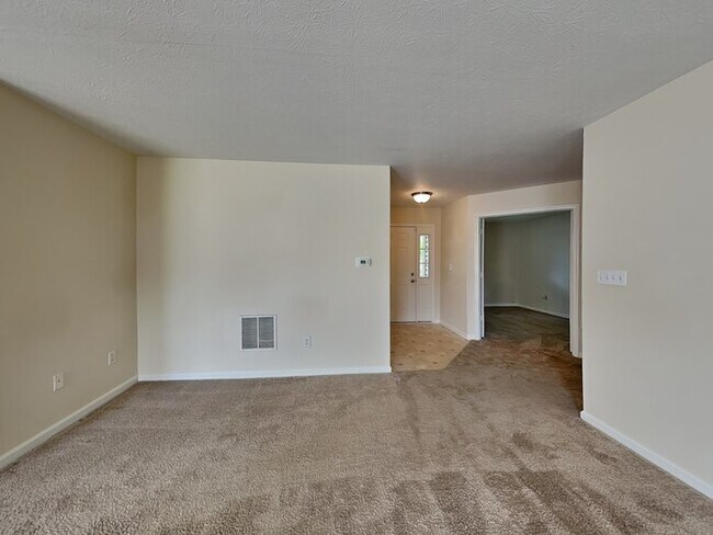 Building Photo - MOVE IN SPECIAL! 3 bed 2 bath ranch in Ind...