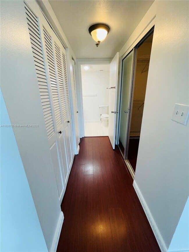 Foto del edificio - 919 Hillcrest Dr