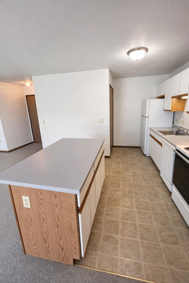 Building Photo - 201-207 WEST WIN HEIGHTS