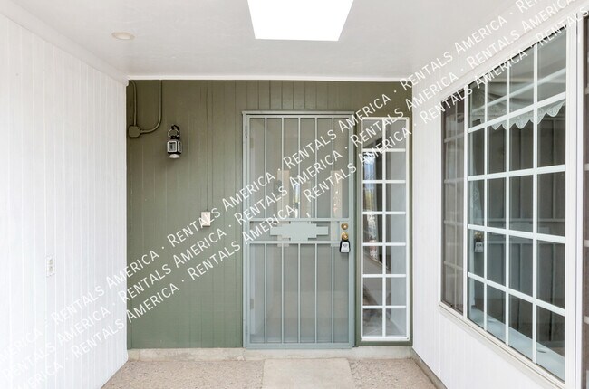 Foto del edificio - Spacious home with sparkling pool!
