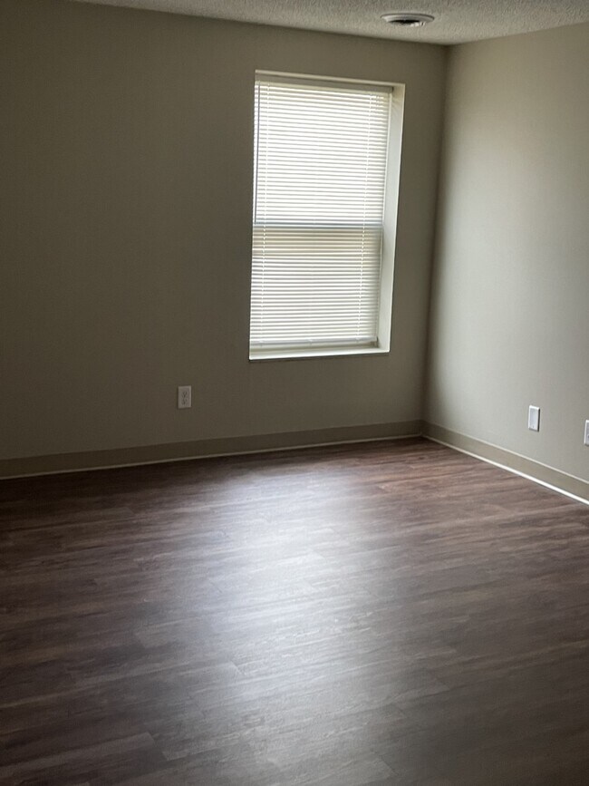 Foto del edificio - 5937 Eisenhower Ct