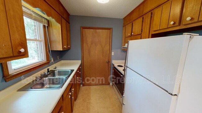 Foto del edificio - 229 Cedar Crest Rd
