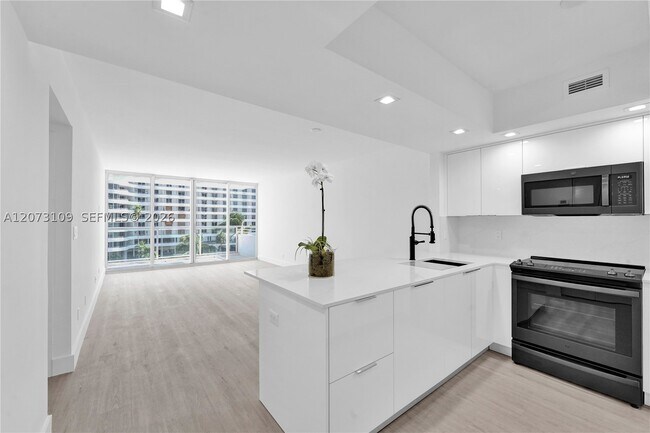 Foto del edificio - 5600 Collins Ave