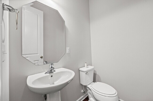 Foto del edificio - Move-In Ready Fort Mill Townhome with Garage, Hardwood Floors & Fresh Updates!