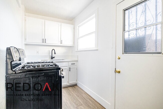 Foto del edificio - Marvelous Bright and Sunny Completely Remo...