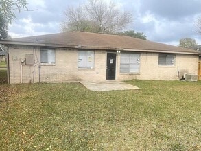 Building Photo - 9812 Robin St