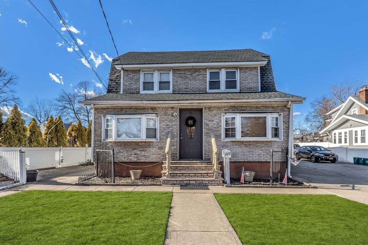 Primary Photo - 217 Rocklyn Ave