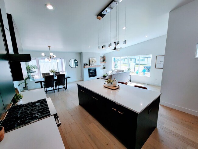 Foto del edificio - ABSOLUTELY UNBELIEVABLE NEW HIGH END CUSTOM HOME!