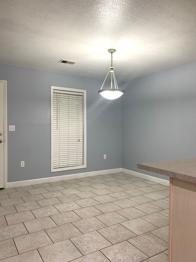Foto del edificio - 3bed/2bath Home south of bypass