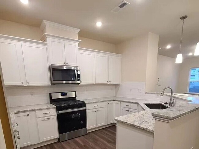 Building Photo - 3 Bedroom Townhome in Raleigh