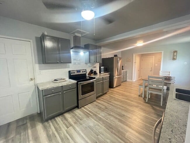 Building Photo - 322 Beverly Dr