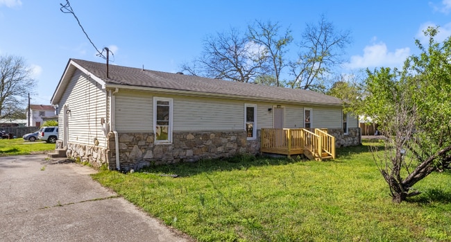 Building Photo - 600 Lincoln Dr